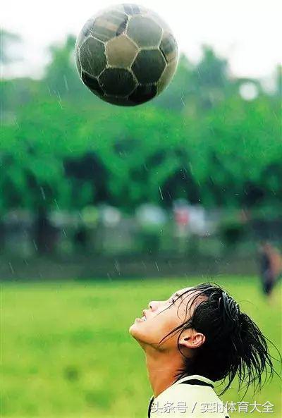 中国女孩捡球,捡球的中国女孩