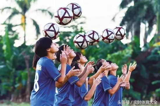 中国女孩捡球完整视频,捡球的中国女孩