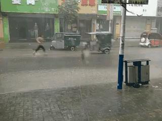 下雨时那些奇葩装扮,下雨天的奇葩出行