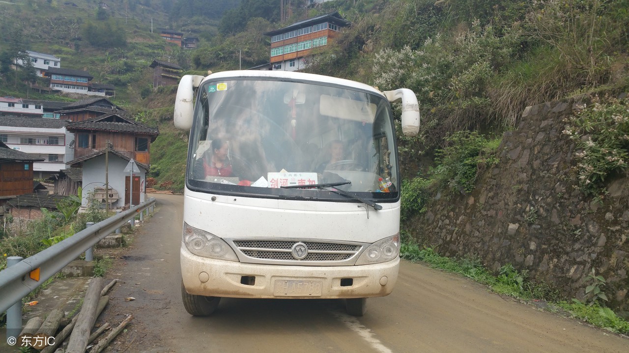 农村励志村小二，免费帮村民们代购4年，如今破三轮换了平衡车！