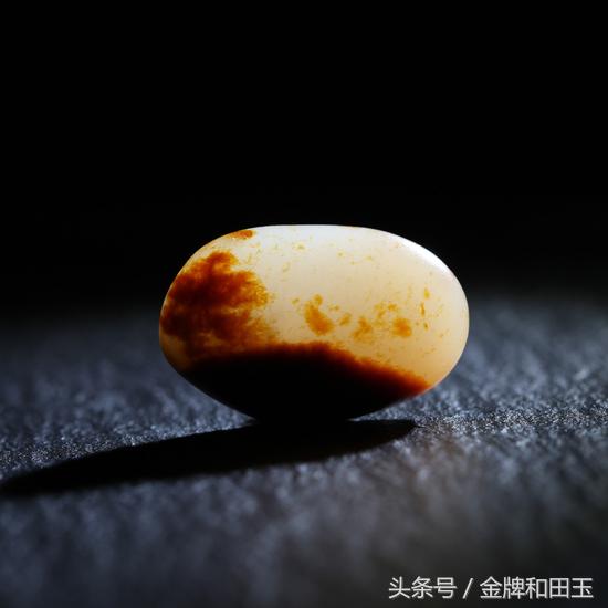 红皮白肉的和田玉籽料多少钱一克,几千块能买到红皮白肉的和田玉吗