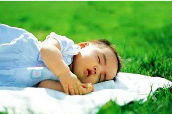 如何正确给婴儿晒太阳,宝宝晒太阳有学问晒不好等于白晒