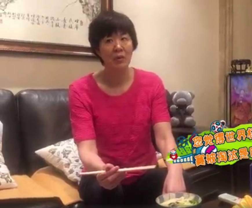 敬业！郎平难得休息1天看世界杯观战法国打乌拉圭看好法国冲劲足