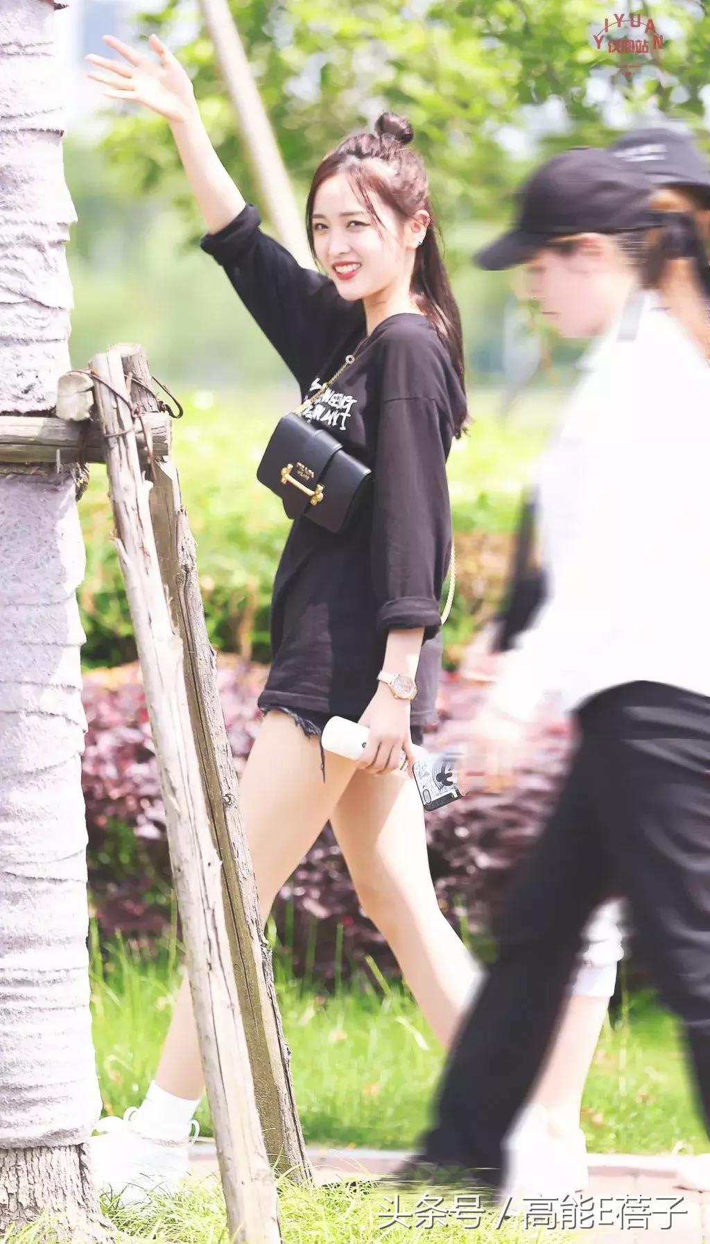 吴宣仪海南甜美穿搭,不知道怎么搭配时尚让小姐姐教你