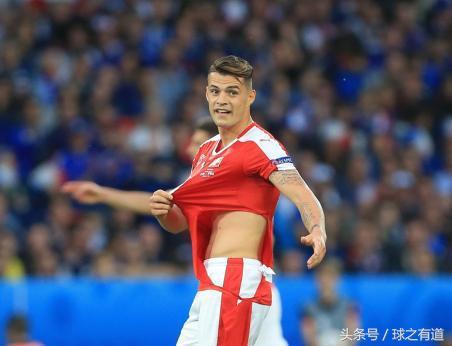 一扯就破!球衣不行还是球员力量太大?球迷:肯定不是中国制造