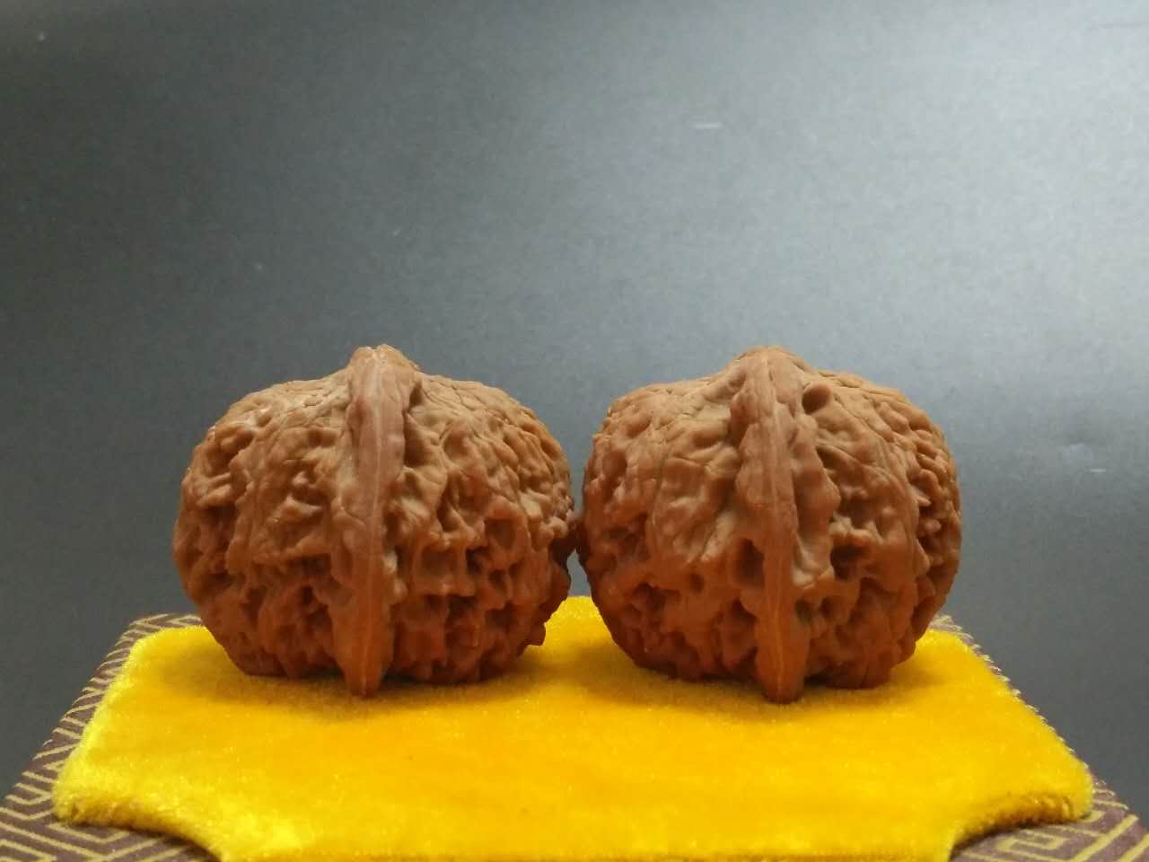 文玩核桃满天星狮子头的价钱,满天星狮子头核桃多少钱一对