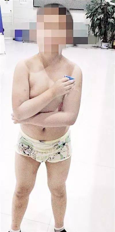 男孩跪地痛哭视频,男孩跪地哭泣的视频