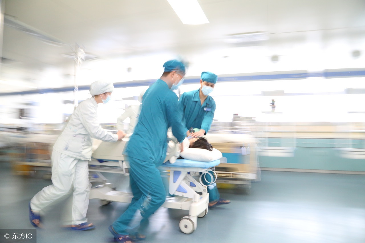 病人家属没交钱医生停止救人,抢救需要先交钱再抢救吗