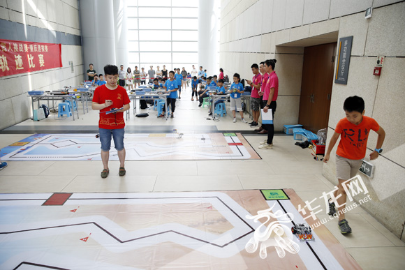 不能去世界杯现场看球别遗憾重庆科技馆看机器人射门表演