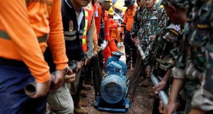 泰国足球队水下救援视频,泰国少年足球队洞穴营救