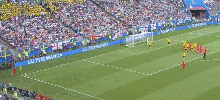 刚被穆帅批评假摔,马上就用进球回应,一夜之间他成为英格兰英雄