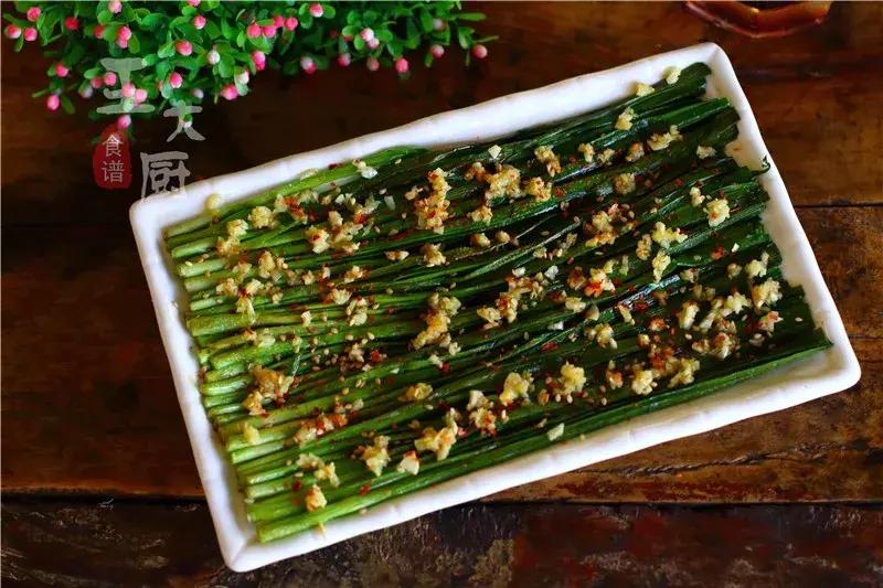 如何在家制作烧烤摊的烤韭菜,烧烤家庭版烤韭菜