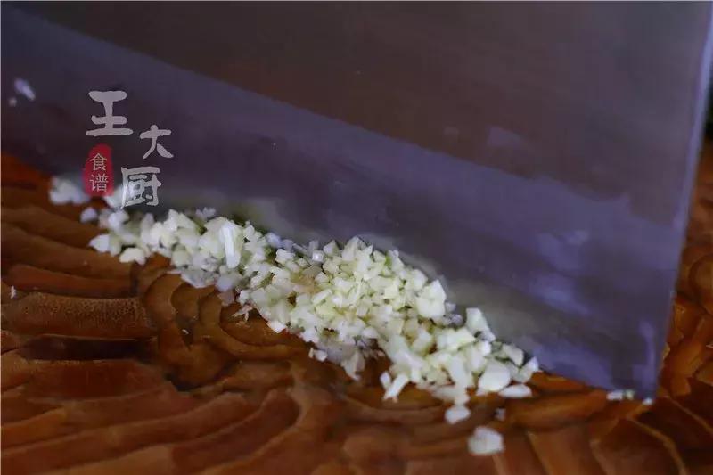 如何在家制作烧烤摊的烤韭菜,烧烤家庭版烤韭菜