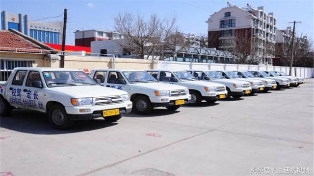 驾校教练一个月挣多少钱,驾校教练工资和学员通过率挂钩吗