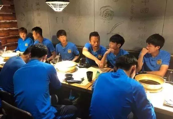 当中国男足脱掉衣服全世界都吐了！年薪1亿白斩鸡身材！