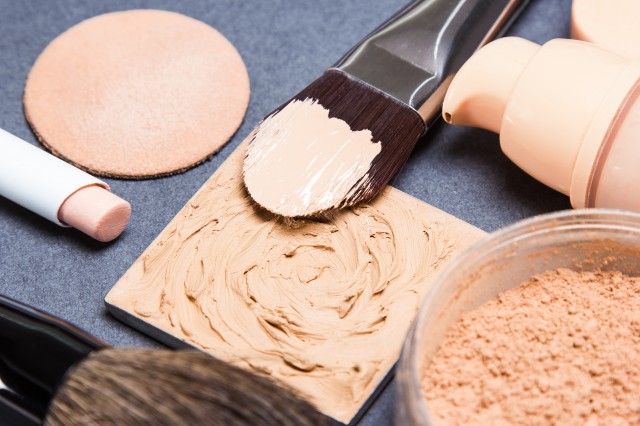 粉底液还是粉饼好,粉底液还是粉饼好用干皮
