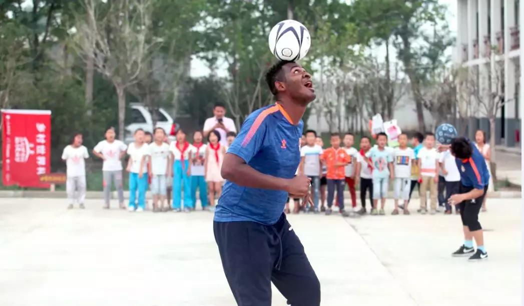 和梅西一起踢球是什么感觉,和梅西踢的一个老将