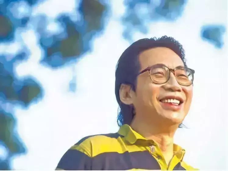 他是林夕、黄伟文共同的偶像，10年作词千首，被誉为“港乐鬼才”