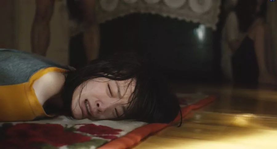 酒吧监控曝光：女孩被性侵，有多容易