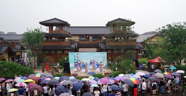 绵绵细雨中的乡村音乐会,绵绵细雨中