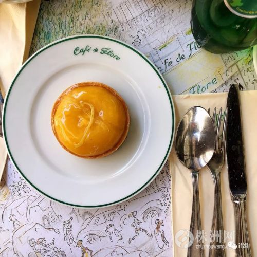 我在巴黎莎士比亚书店里，竟然找到了看手相的书