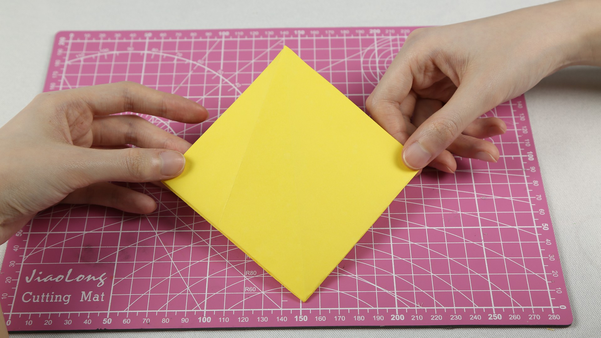 想要恐龙玩具，不用再去商场买了，姑娘教你巧用一张纸折出来