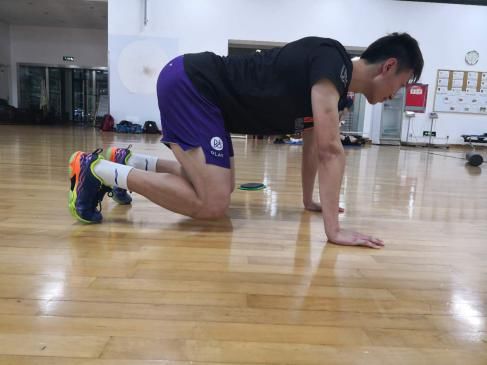 右膝关节软骨损伤怎么锻炼,膝关节软骨损伤2级严重吗