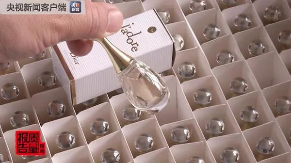 央视曝光！15万件假化妆品被查！终于曝光店铺名字了！造假者竟花110万搞高仿包装，月入20万！称以前做代购太辛苦，赚的很少……