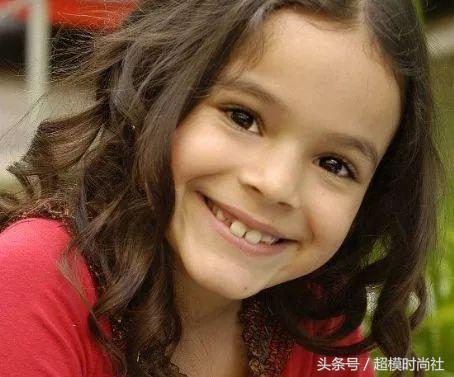 内马尔女友从贫民窟出身到巴西版“关晓彤”，她靠的可不是身材！