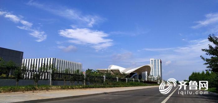 蓝天白云下的小镇,蓝天白云太阳能