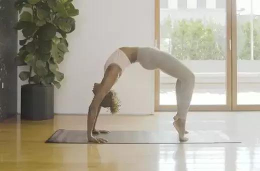 每天睡前10分钟拉筋,床上拉筋最有效的方法腿靠墙