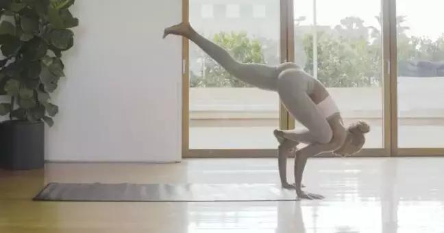 每天睡前10分钟拉筋,床上拉筋最有效的方法腿靠墙