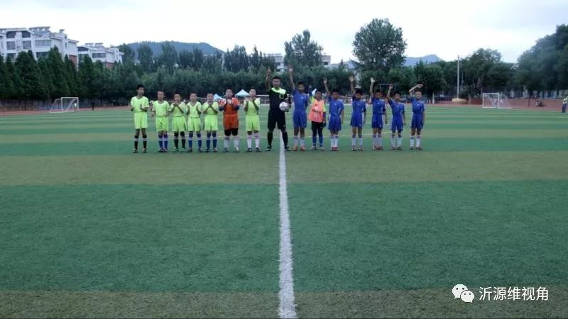 足球点亮梦想绿茵放飞希望简笔画,热爱足球运动追逐绿茵梦想