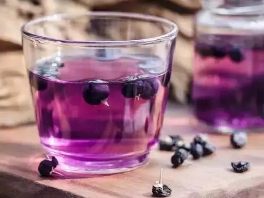 黑枸杞泡水颜色为什么会变淡,黑枸杞煮水后黑枸杞是什么颜色
