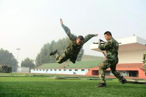 军校指挥类专业和指挥专业的区别,军校指挥类与非指挥类专业的区别