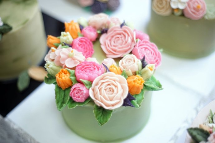 红色奶油霜裱花玫瑰蛋糕,裱花学徒练习用的奶油霜