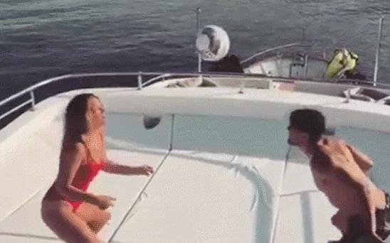 世界杯四强黑马女神甜美丰润球技了得，不逊英格兰妖星模特女友