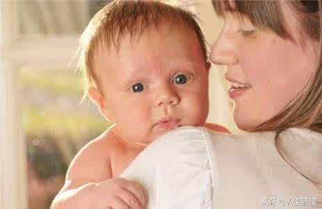 农村宝妈奇招多，手摘路边野草，开水一煮，轻松解决宝宝痱子