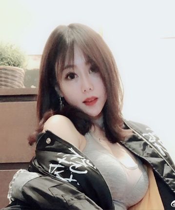 女主播张琪格汗水湿透衬衫自拍，自称“清纯玉女”？