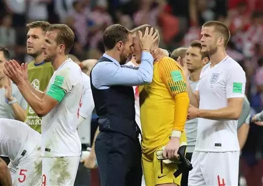 足球回不了家，哨响那一刻才知道，快乐只是你穿的保护色