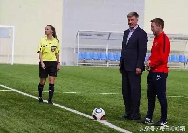 俄罗斯足球女裁判,足球魔鬼身材的女裁判