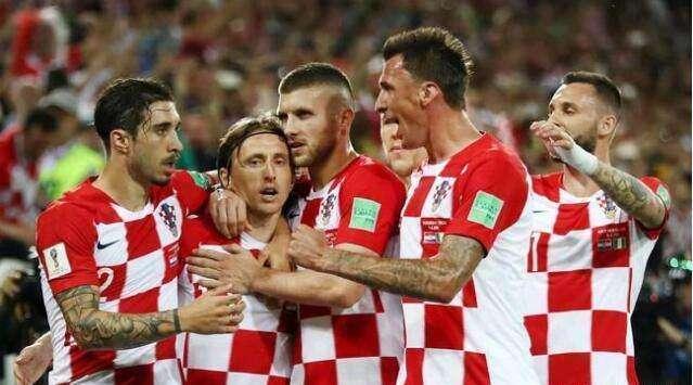 国米巴萨尤文皇马,皇马巴萨球迷一起看比赛