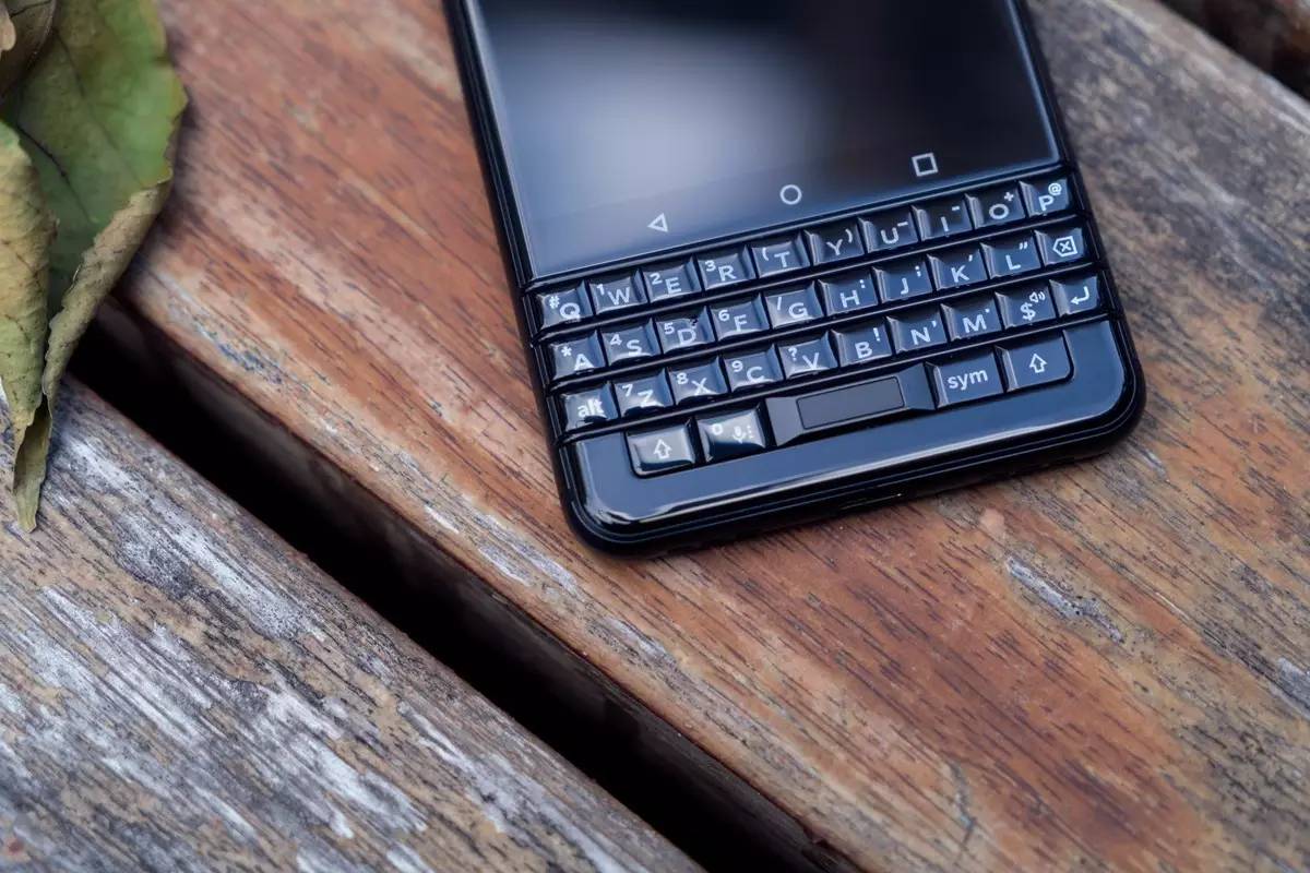 “全键盘”真情怀，黑莓KEYone降至1699，网友：还是说再见吧！