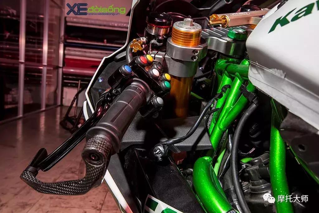 这下迪拜警队不提这台“闻风丧胆”的H2，真对不起它土豪气质了！