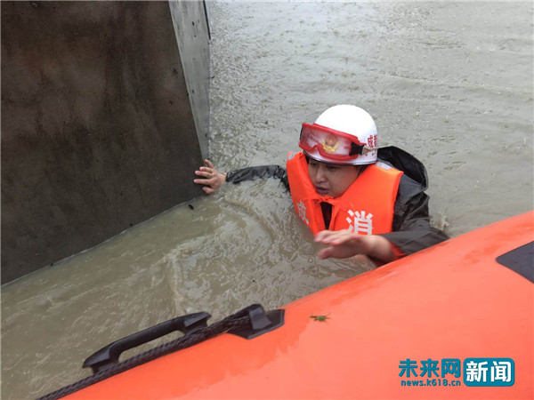 孕妇踩消防员肩膀脱困,消防员救洪水中孕妇