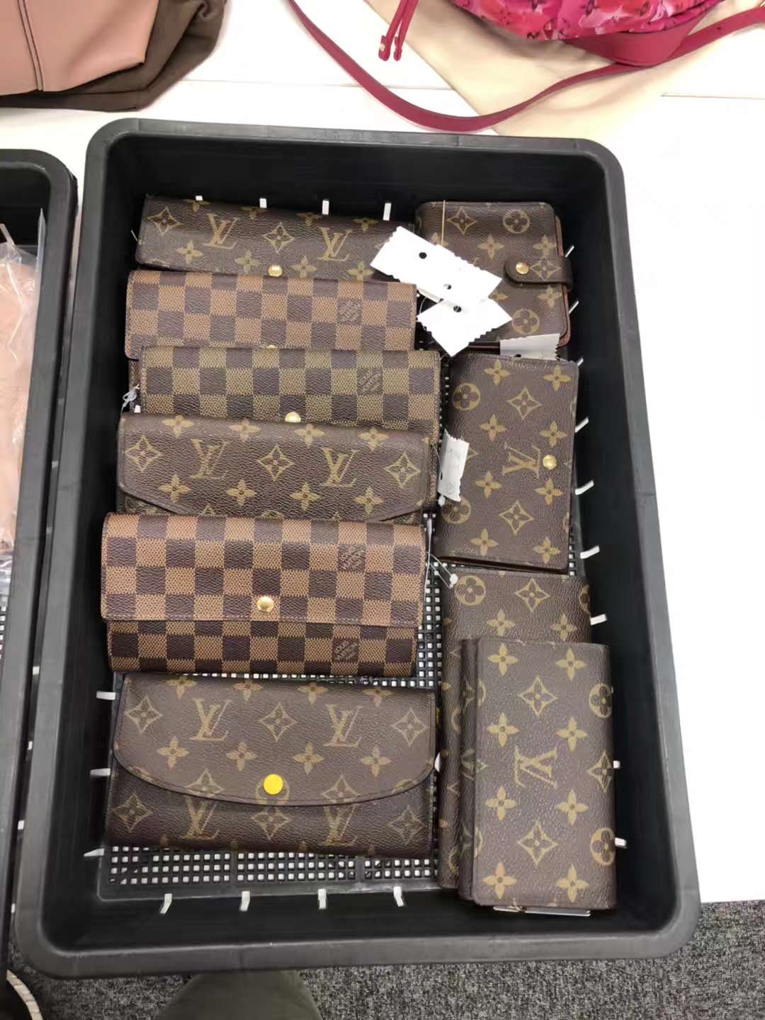 直播卖中古包,lv中古包去哪里卖能获得高价