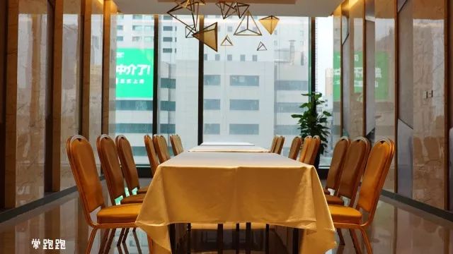 将酒店建在五里河体育场旧址这个希尔顿酒店可不止是个足球迷