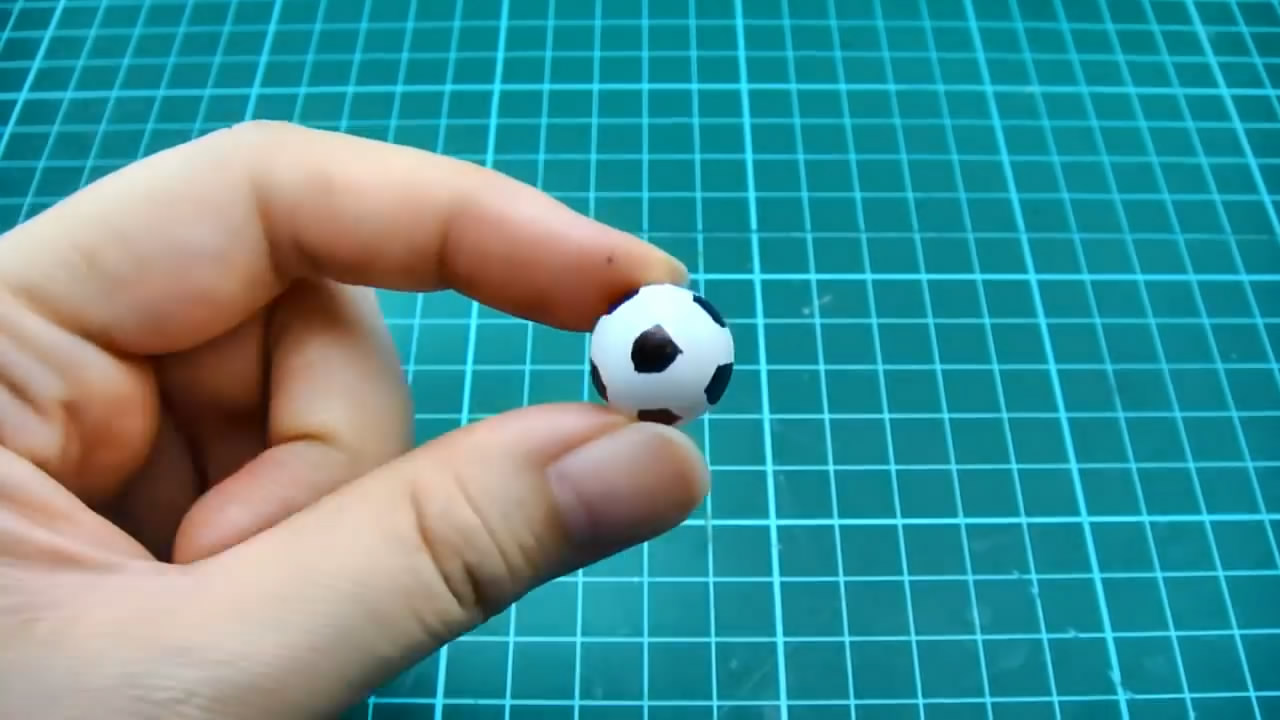 教你学会如何制作袖珍迷你的足球和球门，是不是很有创意！