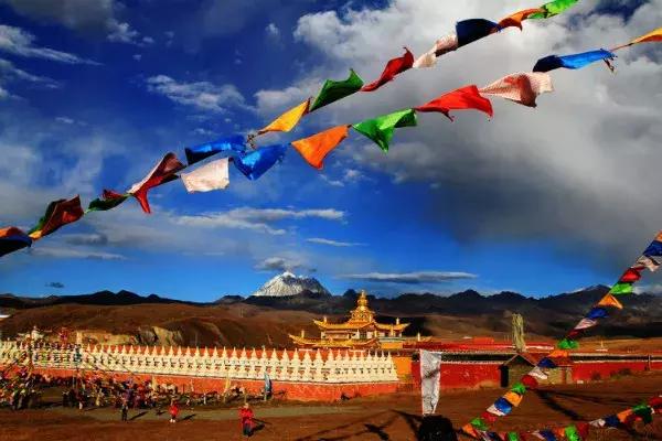 中国四川旅游看世界级的美景和可爱大熊猫,品尝当地火辣的美食!