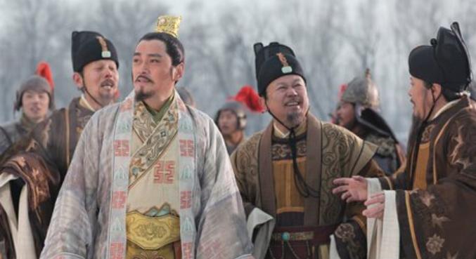 此人历经四朝十帝不倒，始终担任三师三公，后人评价：*场官**不倒翁